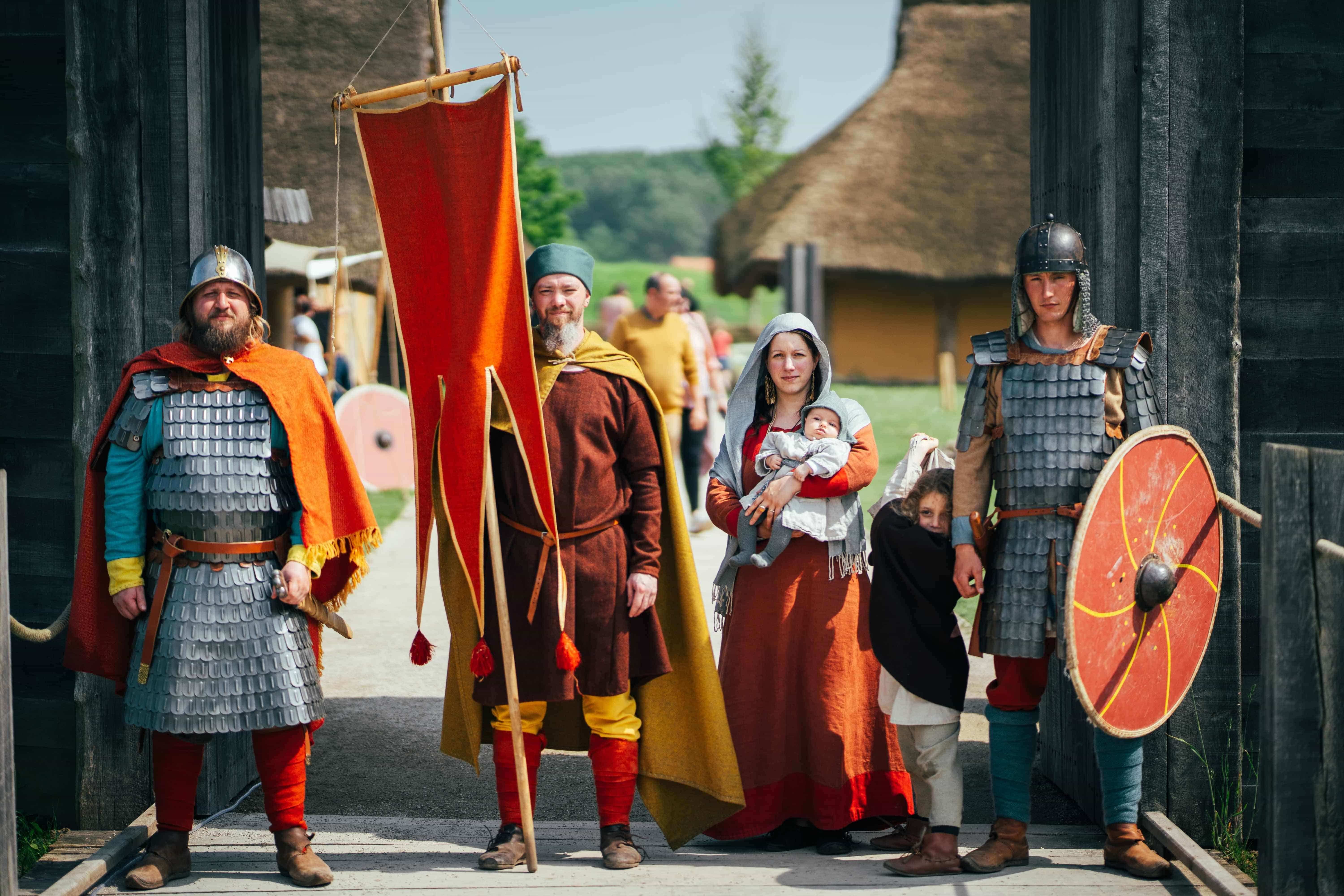 Photo de groupe en costumes